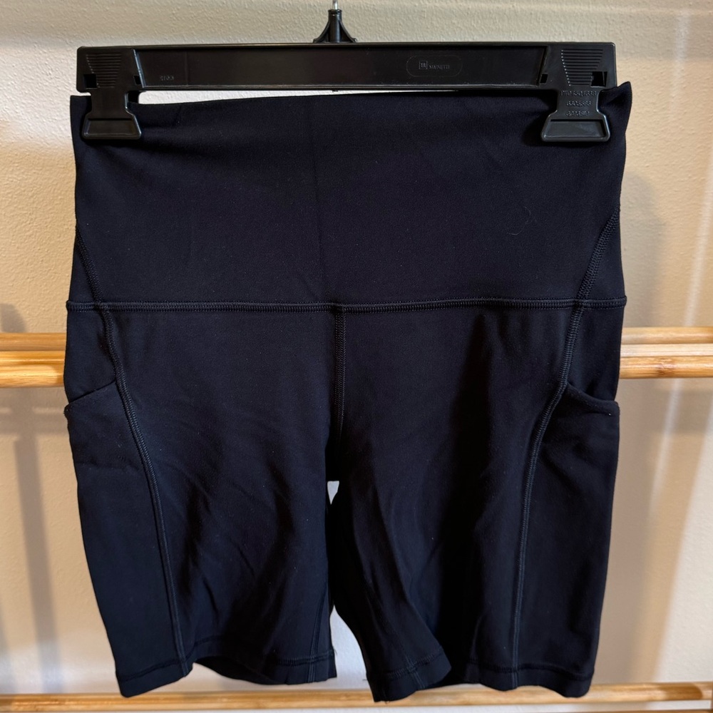 Lululemon high rise short 6” with pocket size 6 black